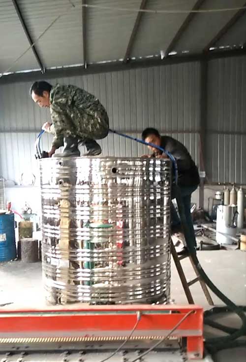 室外太陽能水箱澆注 聚氨酯噴涂機(jī)廠家(圖1) 太陽能水箱澆注 聚氨酯噴涂機(jī)廠家
