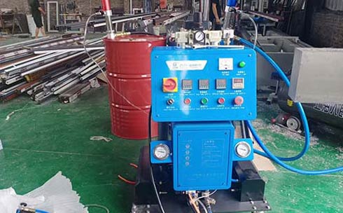 斷橋鋁型材中間填充硬質(zhì)聚氨酯泡沫(圖1) Q2600D聚氨酯泡沫發(fā)泡機(jī)