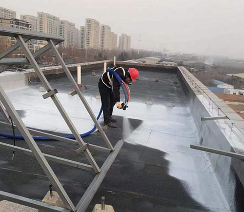 建筑樓頂防滲水為什么用聚脲材料?附噴涂機(jī)施工(圖2) 聚脲噴涂機(jī)屋頂防水施工
