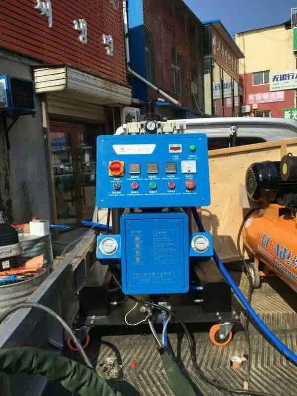 湖南聚氨酯噴涂機(jī)(圖1) 聚氨酯噴涂機(jī)用于冷庫(kù)噴涂施工