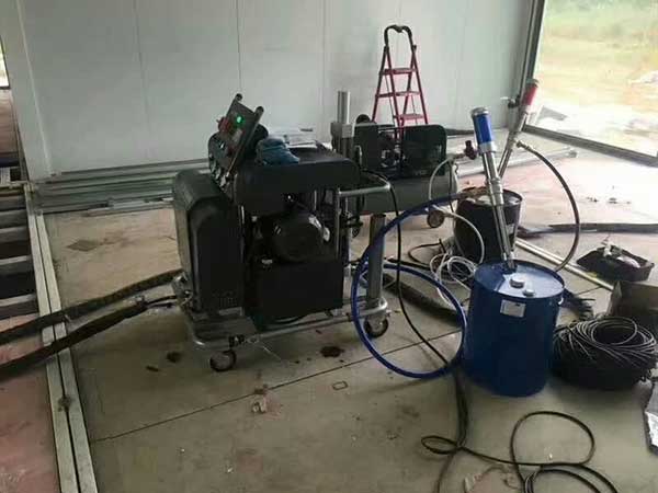輕鋼別墅房噴涂聚氨酯保溫用什么發(fā)泡機(jī)(圖2) H5600輕鋼別墅房噴涂聚氨酯保溫發(fā)泡機(jī)